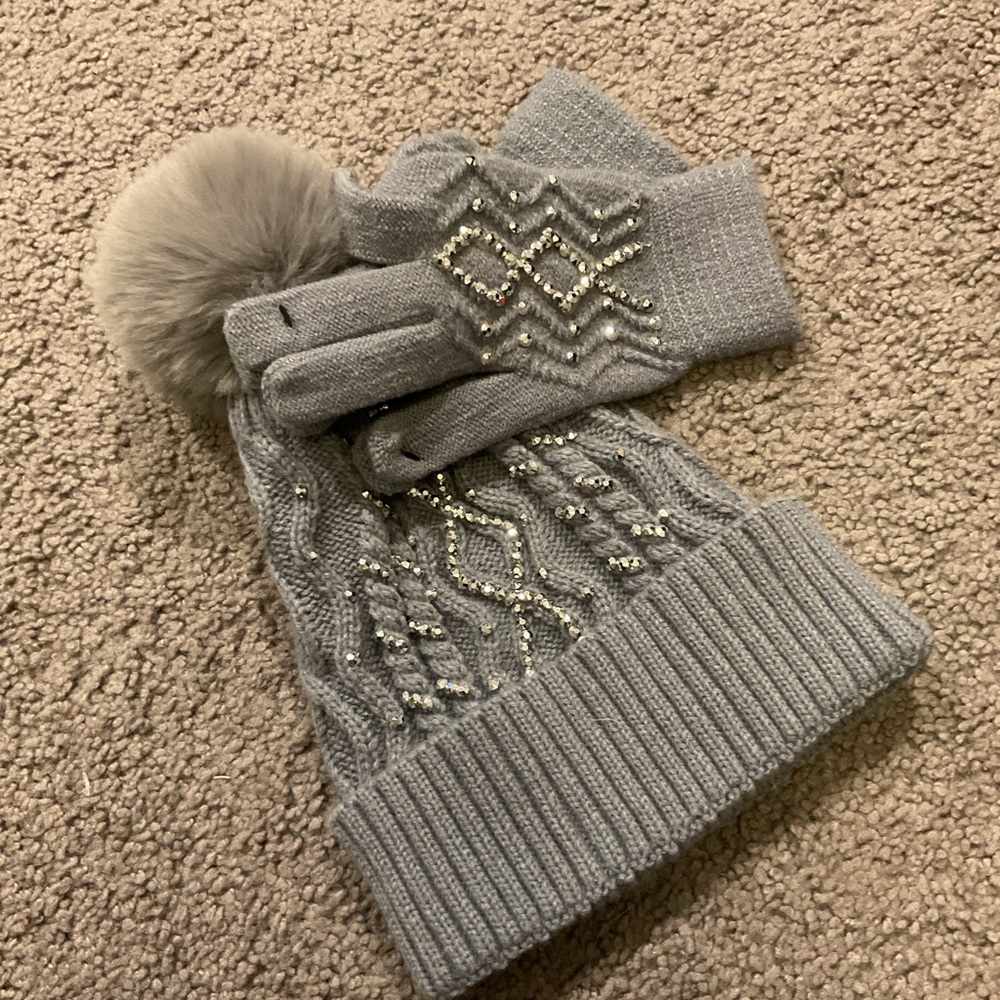 NWT Amazing Bling Gray Cable Knit Pom Pom Hat & Gloves Gift Set Y2K Stretchy - Picture 2 of 5